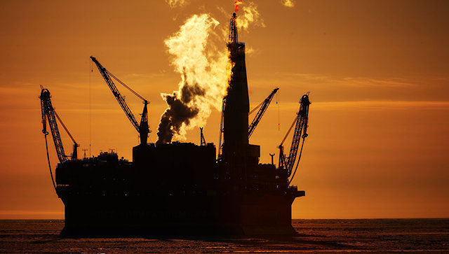 Цена нефти снижается в пятницу утром, поскольку инвесторы насторожены относительно тропического шторма "Нэйт".