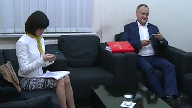 Dodon: ”Maia, dați mâna?” Sandu: ”Nu cred că trebuie!”
