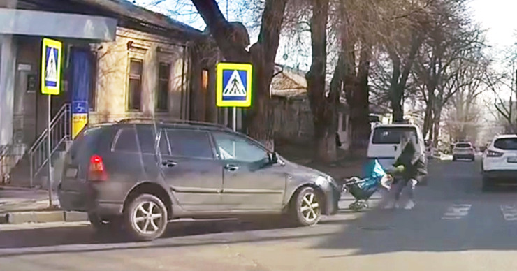 В центре Кишинева автомобиль наехал на женщину с коляской.