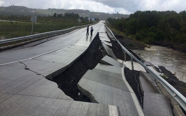 Şosea surpată în Chile după un cutremur.