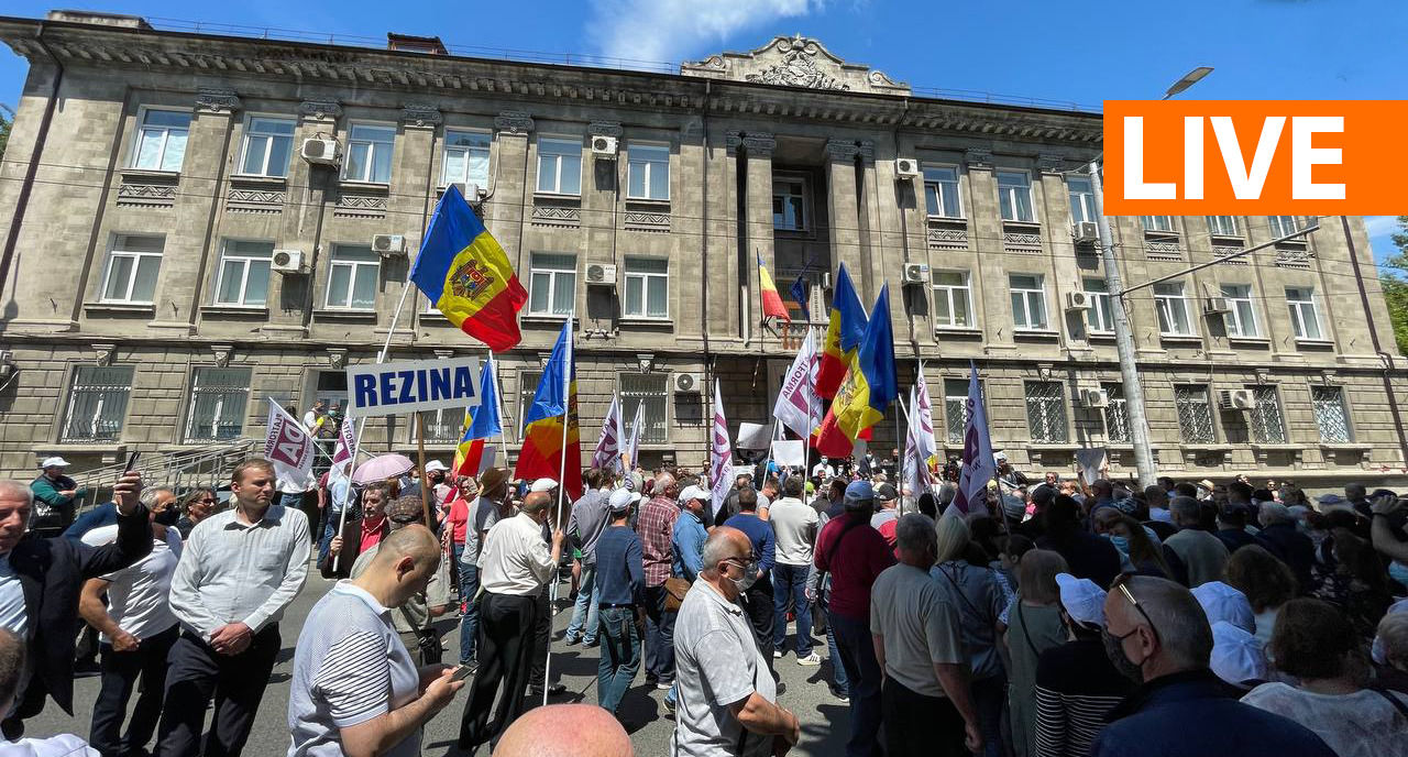У здания ЦИК проходит протест против решения по участкам за рубежом.