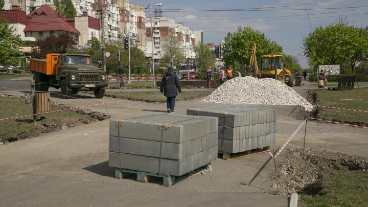 Рабочие не торопятся с ремонтом на улице Мирчи чел Бэтрын.