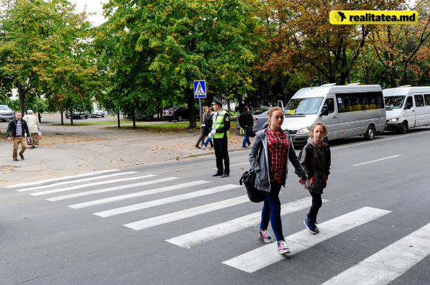 Numărul pietonilor loviţi la trecerea pentru pietoni rămâne a fi în continuare mare. Foto: realitatea.md