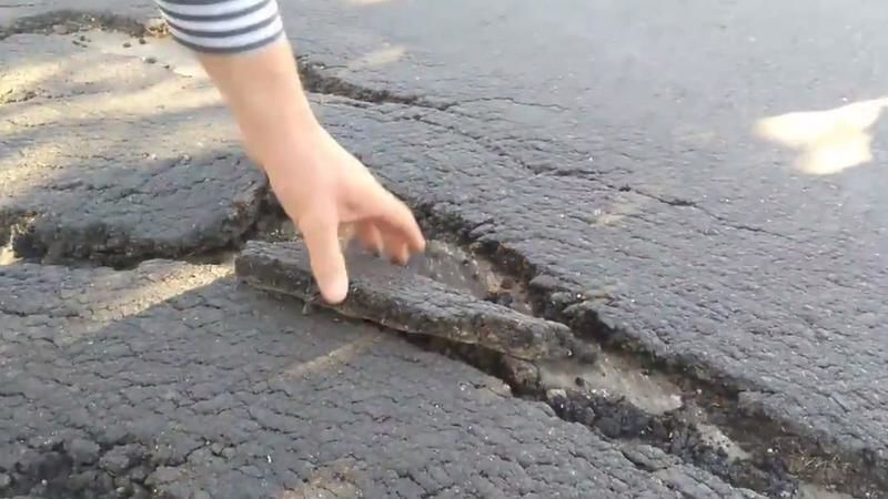 Минэкономики займется вопросом о некачественном ремонте дороге в Пыржота.