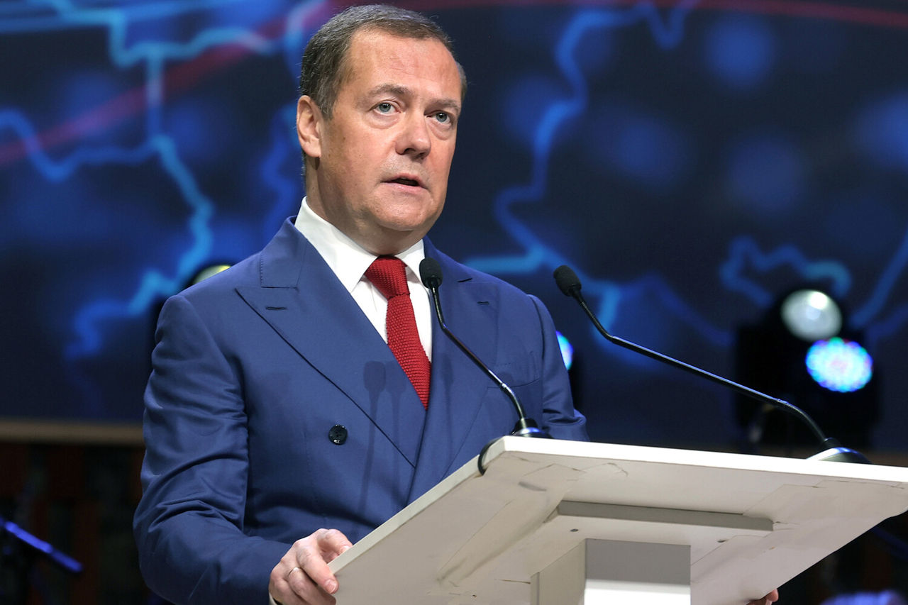 Медведев предложил «отодвинуть границы угроз» к Польше.