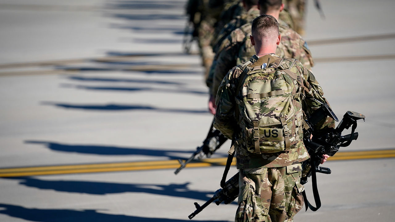 США ограничат доступ иностранных военных к оружию после стрельбы на базе во Флориде.
