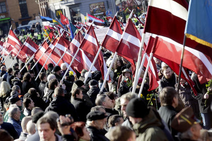 Марш легионеров СС на улицах Риги. Фото: Ints Kalnins/ Reuters