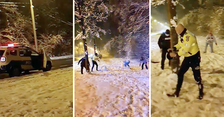 В румынском Сибиу двое полицейских поиграли с детьми в снежки. 