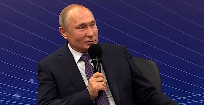 Путин рассказал врачам анекдот про бабушку и адвоката.
