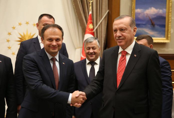 Erdoğan i-a cerut lui Candu ca cetățenii Turciei să poată călători în Republica Moldova doar cu buletinul de identitate. 