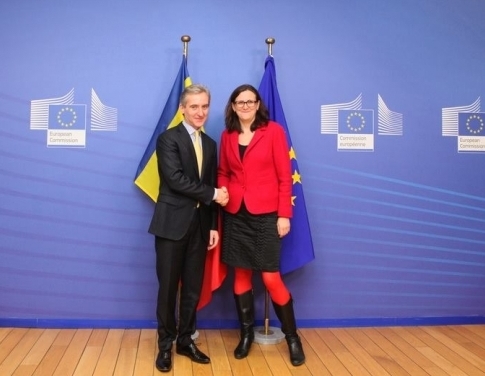 Comisarul European pentru Comert, Cecilia Malmstrom, a aparut intr-o tinuta la intalnirea cu premierul Iurie Leanca ce nu corespunde dress code-ului acceptat in institutiile europene.
