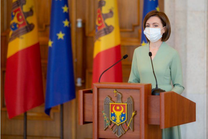 Майя Санду вручила почетные дипломы лучшим выпускникам лицеев.