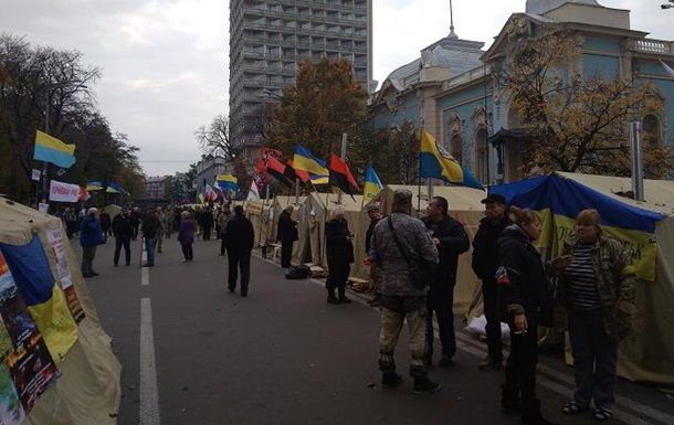 Под Радой остаются 150 митингующих.