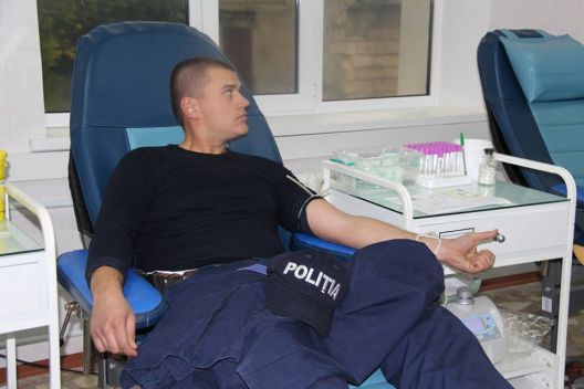 Zeci de poliţişti au donat sânge pentru micuţii diagnosticaţi cu leucemie. Foto: igp.md