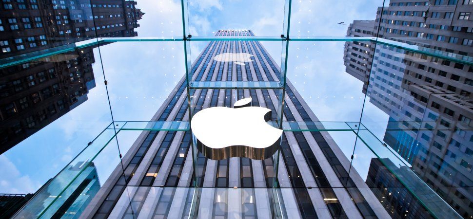 Рыночная стоимость Apple впервые превысила $2 триллиона.
