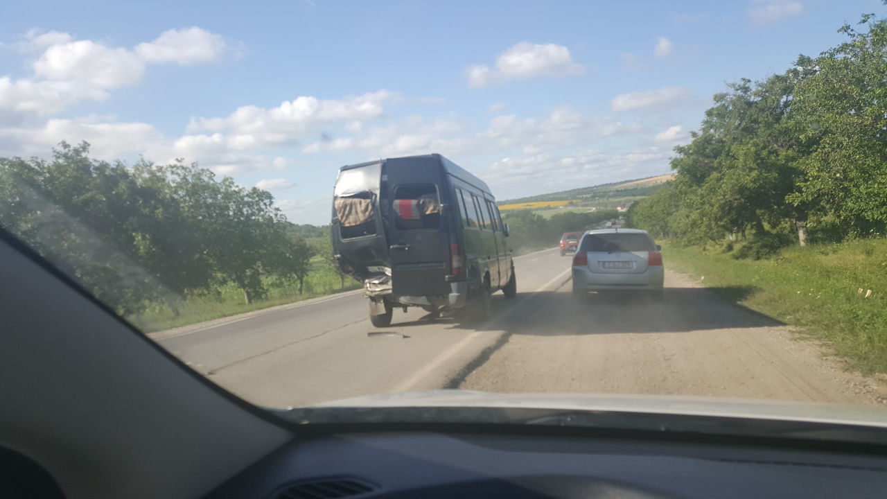 La Grătiești o mașină s-a ciocnit violent cu un microbuz cu 20 de pasageri. Foto: martor ocular
