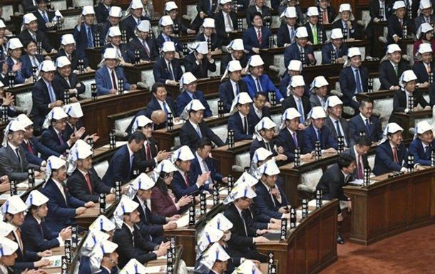 Японские депутаты провели заседание в шлемах.