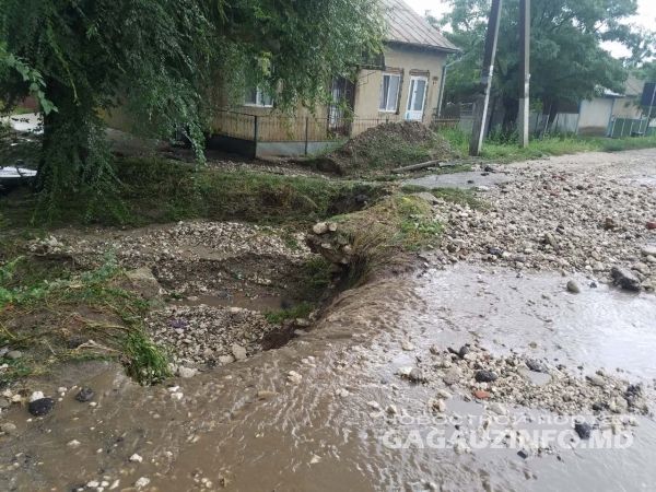 Ливневые дожди на юге Молдовы: размыты дороги, перебои с электричеством.