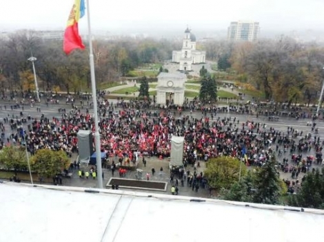 Voronin a apărut extrem de derutat şi confuz la mitingul organizat sâmbăptă de PCRM când a ieşit să-şi prezinte discursul în faţa celor câteva mii de oameni prezenţi în Piaţa Marii Adunări Naţionale.