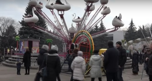 Цены на аттракционы, установленные на центральной площади города Бельцы, снижены — теперь покататься на них в определенные часы можно всего за 10 леев.