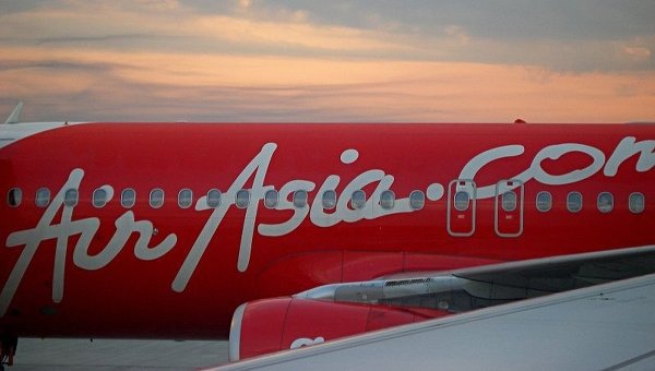 самолет, принадлежащий авиакомпании AirAsia, экстренно сел из-за технических неполадок.