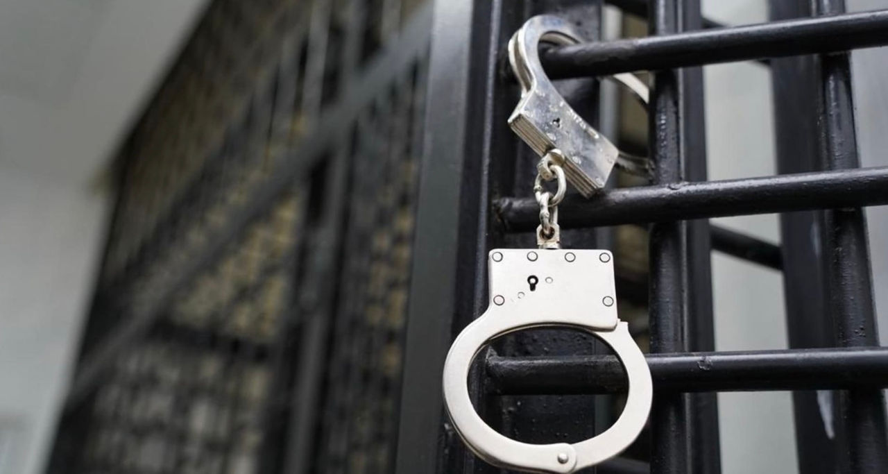 Doi bărbați care s-au dat drept polițiști, condamnați la 13 ani de închisoare pentru un jaf armat.