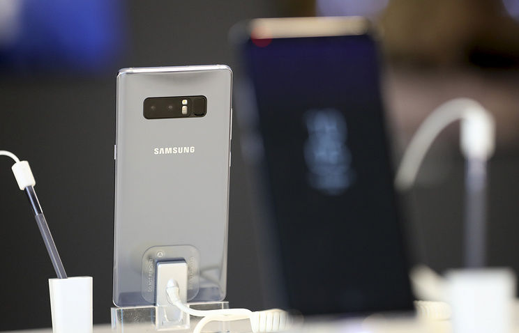 В Южной Корее Samsung и LG начали продажи Galaxy Note 8 и V30. Фото: AP Photo