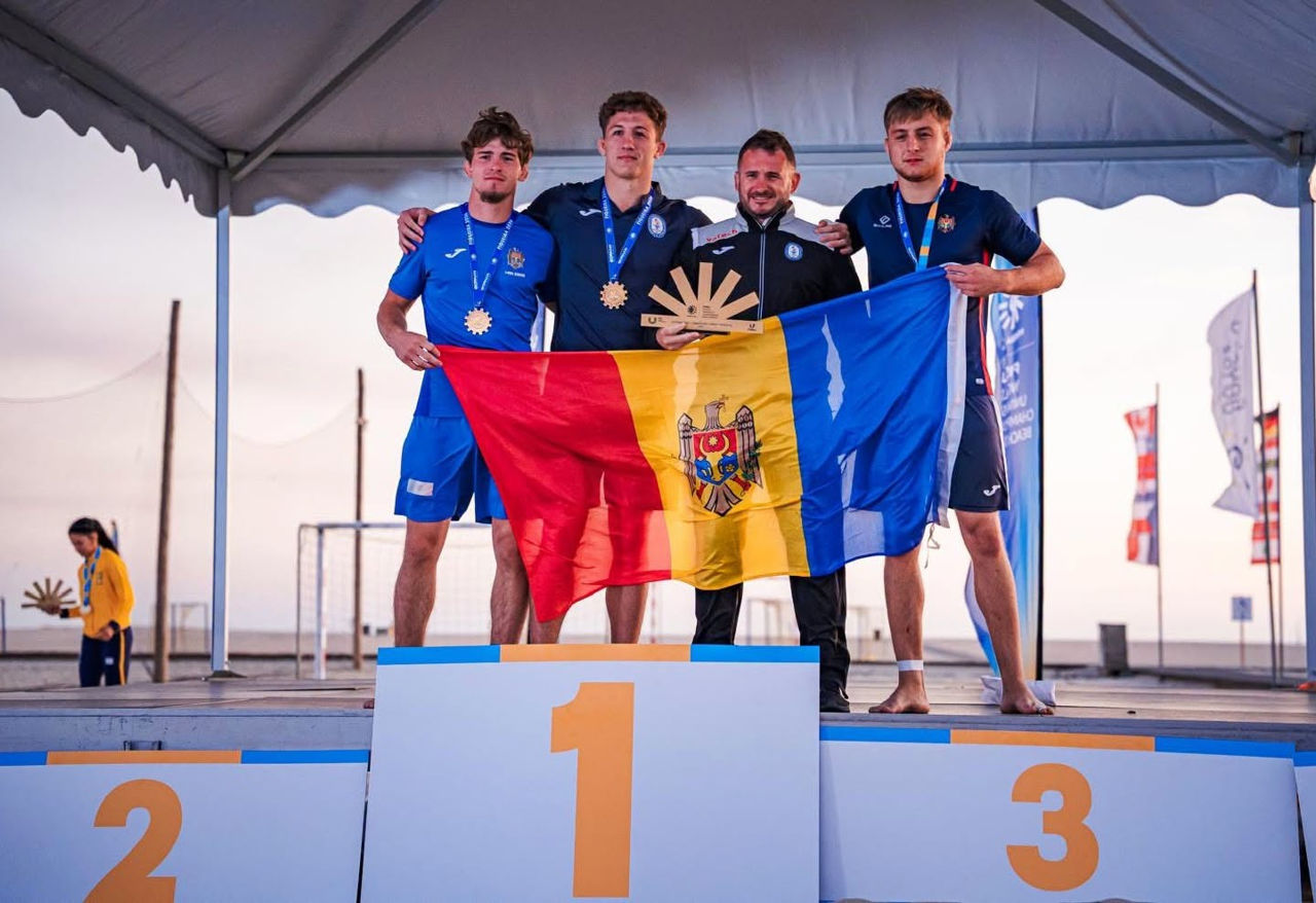 Три молдавских спортсмена стали чемпионами мира по пляжной борьбе.