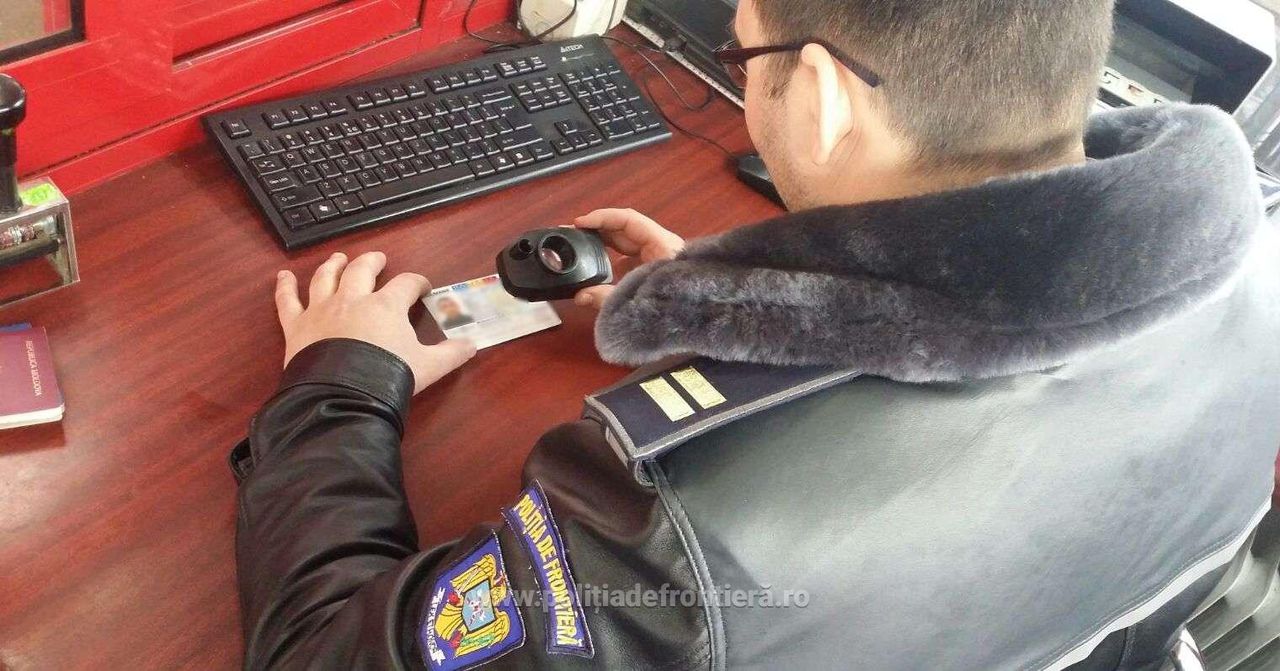 Двое молодых людей пытались пересечь границу по поддельным документам.