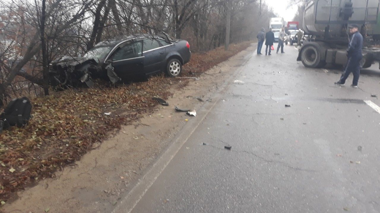 В Кишиневе грузовик столкнулся с легковым автомобилем.