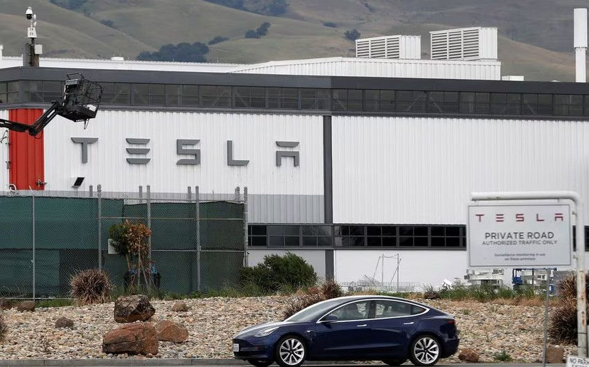 Tesla повышает зарплаты работникам в США.