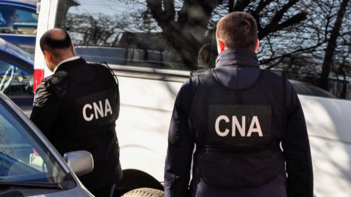 Directorul unei şcoli profesionale din Chişinău, reţinut de CNA. Foto: cna.md