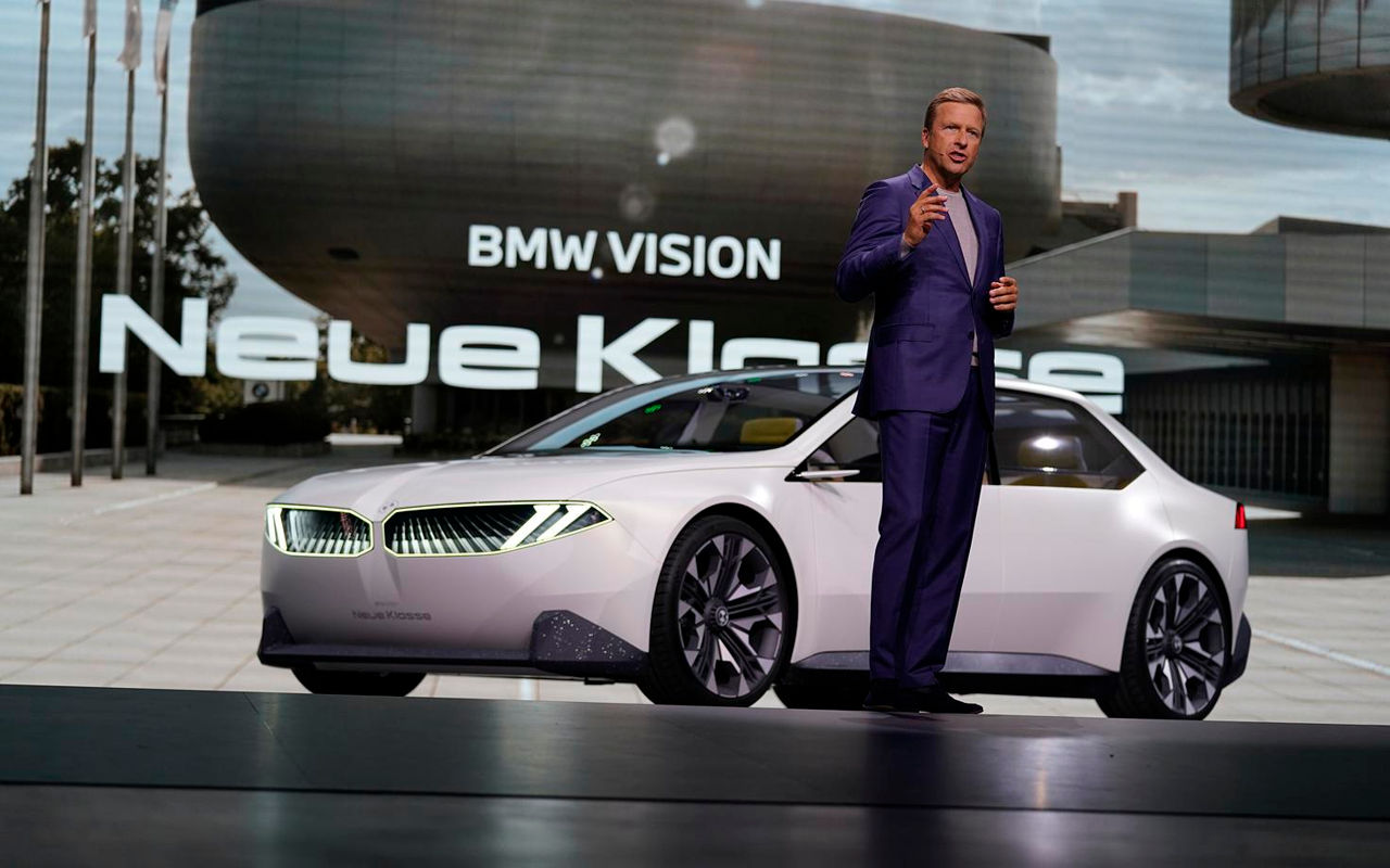 Глава BMW раскритиковал планы ЕС пересадить граждан на электромобили к 2035 году.