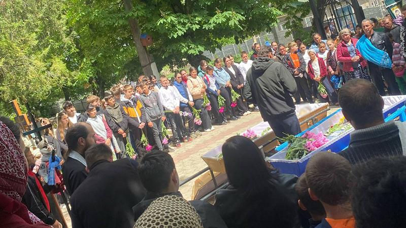 В селе Волинтирь простились с утонувшими братьями.