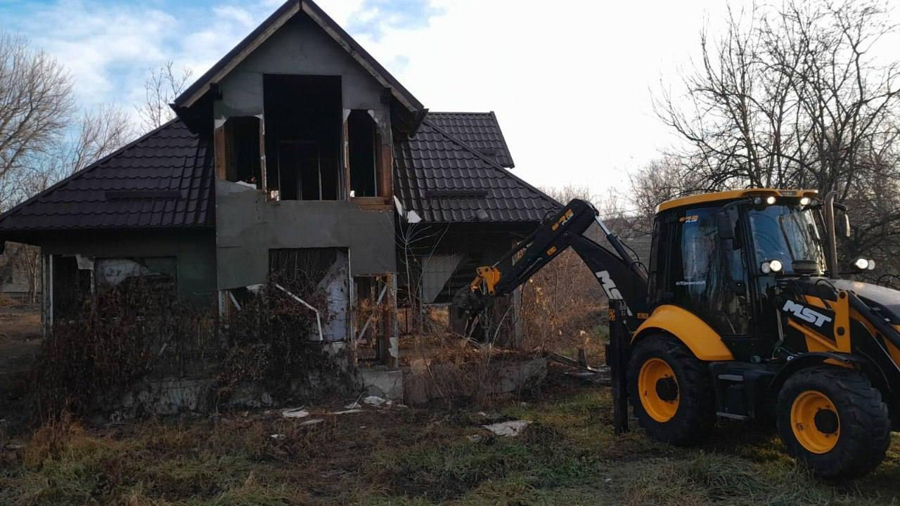 O construcție neautorizată de pe o stradă din Capitală, demolată: Era pericol de prăbușire.