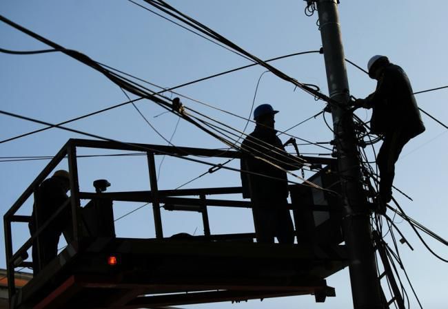 O echipă a furnizorului de curent lucrează la faţa locului pentru a remedia defecţiunea.