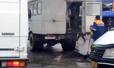 Gropile din carosabil pline de noroi și apă astupate cu bitum.