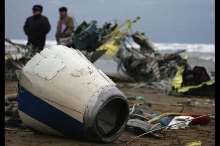 Şase persoane, "trei membri ai echipajului si trei pasageri, au murit" în accident, potrivit documentului amintit.