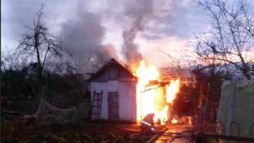 Мужчине удалось спасти несколько банок пива и покинуть дом самому, несмотря на захлопнувшуюся дверь. Фото: agregator.pro