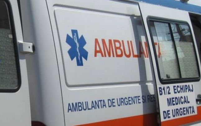 A tras pe dreapta pentru o defecţiune la motor şi a fost lovită din plin de o maşină. 