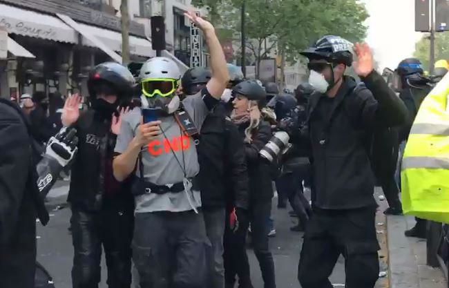 В Париже полицейские избили дубинками корреспондентку РИА Новости.