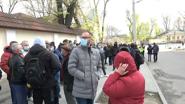 Сторонники и члены ПДС проводят протест у здания КС.