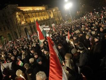 Peste 100.000 de persoane au manifestat din nou, aseară, la Budapesta, împotriva unui proiect al Guvernului privind aplicarea unei "taxe pe Internet". Intenția autorităților este considerat au atac la adresa libertăților individuale.