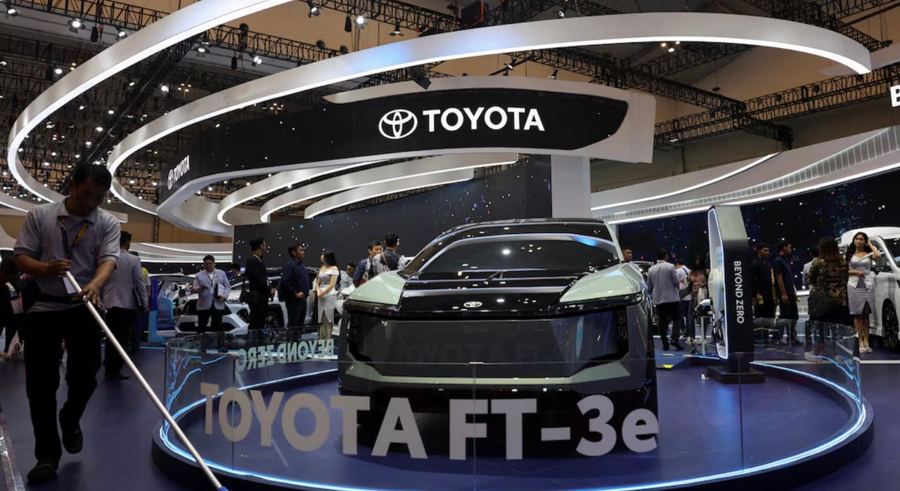 Reuters: Producția de automobile Toyota scade pentru a zecea lună consecutiv.