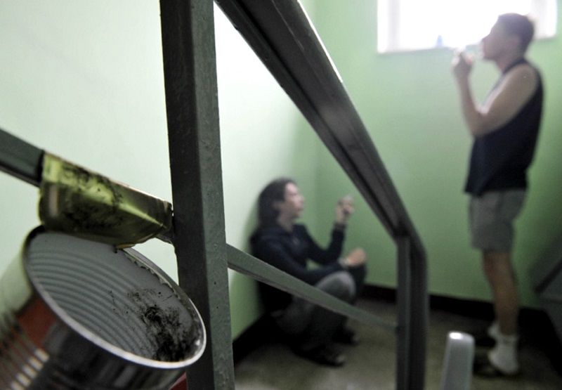 Правоохранительными органами были выявлены два случая незаконного хранения наркотических веществ.