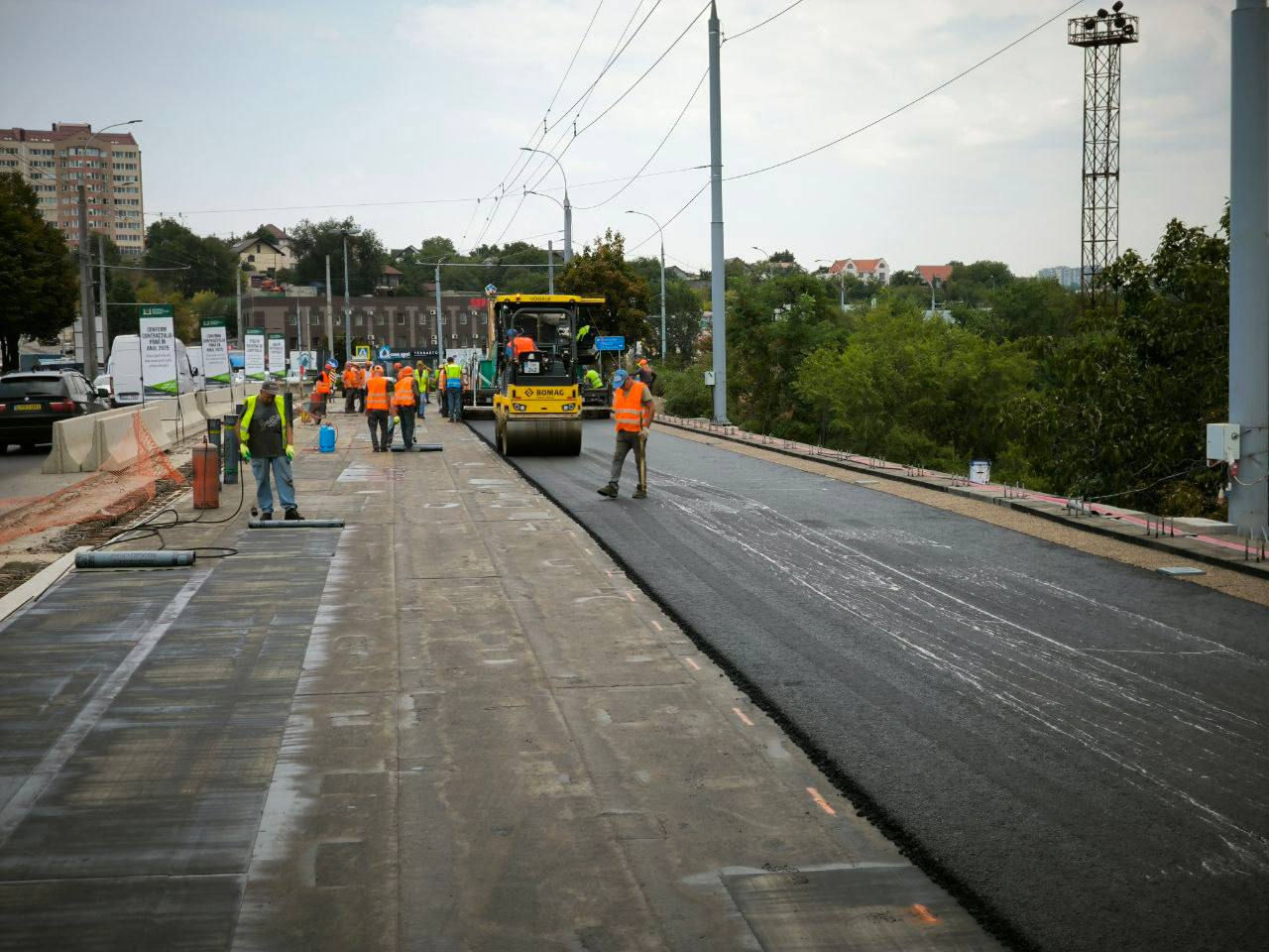 Primul strat de asfalt a fost aplicat pe podul de pe strada Mihai Viteazul.