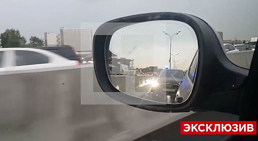 Москвич пять минут троллил кортеж с мигалками.