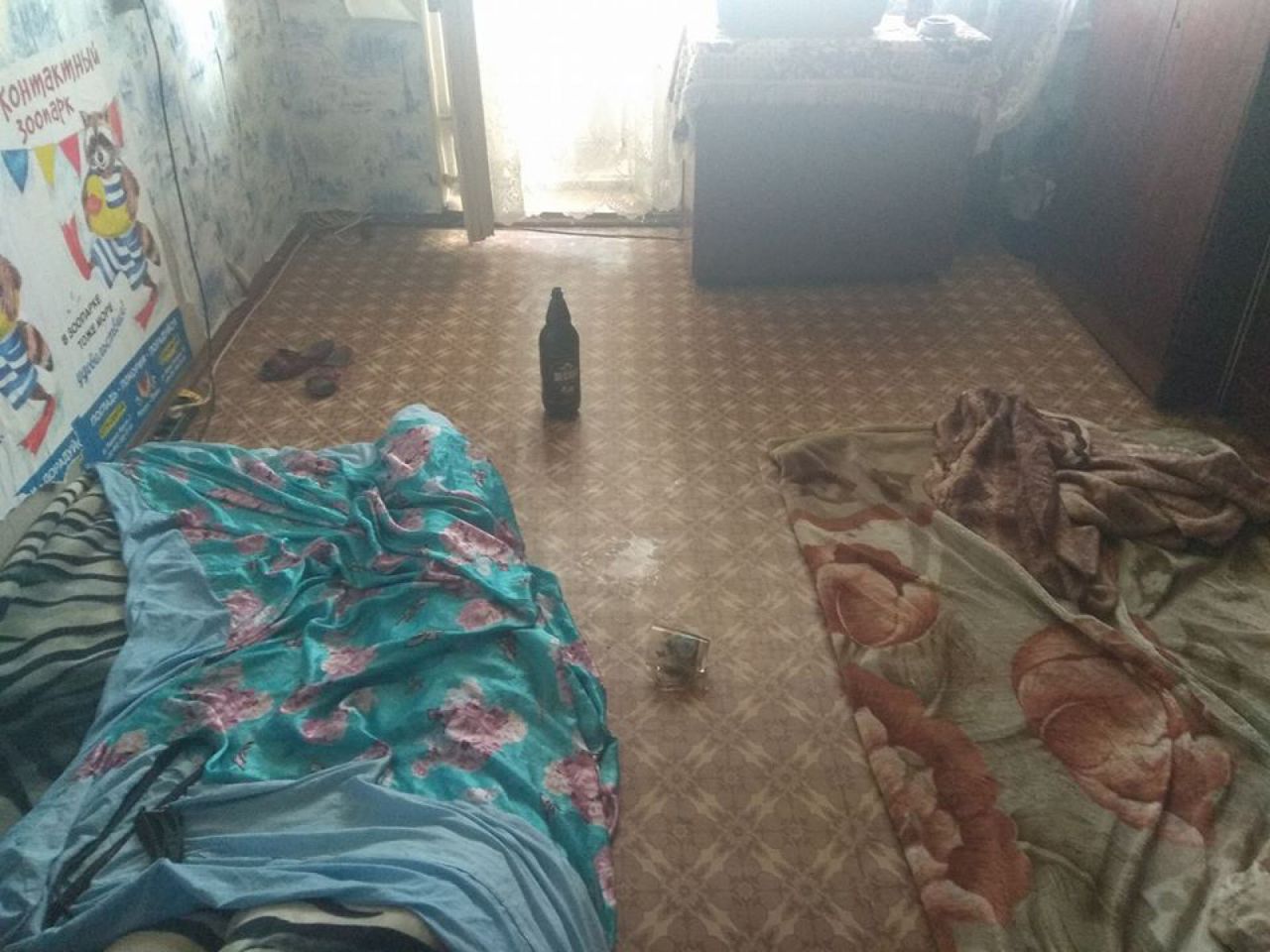 Condiții greu de imaginat în care locuiau trei copii.