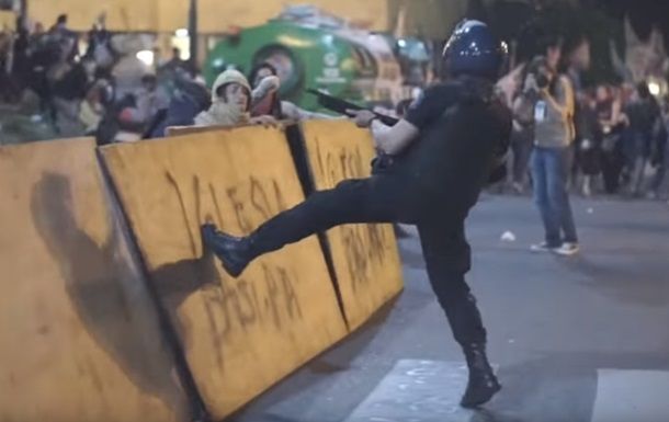 В Аргентине полиция жестко разогнала митингующих.