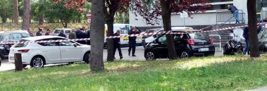 Jurnaliştii italieni au precizat că două dispozitive au fost descoperite în apropierea maşinilor parcate pe marginea străzii Marmorata.
